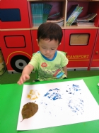 利用自然素材,教導孩子們環保的概念~大自然也有很多美麗的物品哦!
