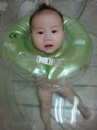 好可愛的畫面哦!!雖然不是每個寶寶都很喜歡,但是家長們不妨讓寶寶試一試哦!!