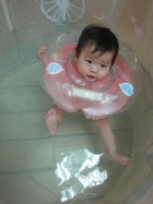 好可愛的畫面哦!!雖然不是每個寶寶都很喜歡,但是家長們不妨讓寶寶試一試哦!!