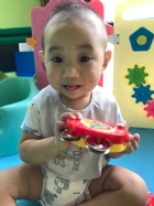 嬰兒房的寶寶活動區很大哦！就是要讓寶寶的肢體獲得最大的伸展，不要浪費時間，趕快來看寶寶運動吧！