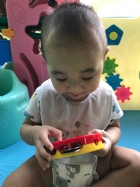 嬰兒房的寶寶活動區很大哦！就是要讓寶寶的肢體獲得最大的伸展，不要浪費時間，趕快來看寶寶運動吧！
