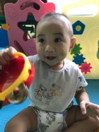 嬰兒房的寶寶活動區很大哦！就是要讓寶寶的肢體獲得最大的伸展，不要浪費時間，趕快來看寶寶運動吧！