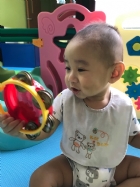 嬰兒房的寶寶活動區很大哦！就是要讓寶寶的肢體獲得最大的伸展，不要浪費時間，趕快來看寶寶運動吧！