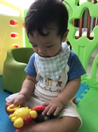 嬰兒房的寶寶活動區很大哦！就是要讓寶寶的肢體獲得最大的伸展，不要浪費時間，趕快來看寶寶運動吧！