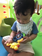 嬰兒房的寶寶活動區很大哦！就是要讓寶寶的肢體獲得最大的伸展，不要浪費時間，趕快來看寶寶運動吧！