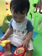 嬰兒房的寶寶活動區很大哦！就是要讓寶寶的肢體獲得最大的伸展，不要浪費時間，趕快來看寶寶運動吧！