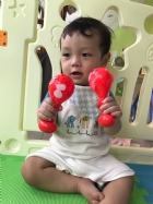 嬰兒房的寶寶活動區很大哦！就是要讓寶寶的肢體獲得最大的伸展，不要浪費時間，趕快來看寶寶運動吧！
