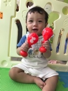 嬰兒房的寶寶活動區很大哦！就是要讓寶寶的肢體獲得最大的伸展，不要浪費時間，趕快來看寶寶運動吧！