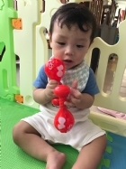 嬰兒房的寶寶活動區很大哦！就是要讓寶寶的肢體獲得最大的伸展，不要浪費時間，趕快來看寶寶運動吧！