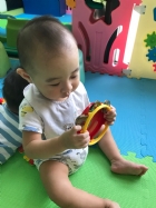 嬰兒房的寶寶活動區很大哦！就是要讓寶寶的肢體獲得最大的伸展，不要浪費時間，趕快來看寶寶運動吧！