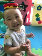 嬰兒房的寶寶活動區很大哦！就是要讓寶寶的肢體獲得最大的伸展，不要浪費時間，趕快來看寶寶運動吧！