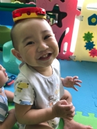 嬰兒房的寶寶活動區很大哦！就是要讓寶寶的肢體獲得最大的伸展，不要浪費時間，趕快來看寶寶運動吧！