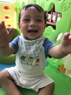 嬰兒房的寶寶活動區很大哦！就是要讓寶寶的肢體獲得最大的伸展，不要浪費時間，趕快來看寶寶運動吧！