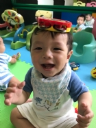 嬰兒房的寶寶活動區很大哦！就是要讓寶寶的肢體獲得最大的伸展，不要浪費時間，趕快來看寶寶運動吧！