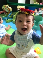 嬰兒房的寶寶活動區很大哦！就是要讓寶寶的肢體獲得最大的伸展，不要浪費時間，趕快來看寶寶運動吧！