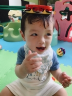 嬰兒房的寶寶活動區很大哦！就是要讓寶寶的肢體獲得最大的伸展，不要浪費時間，趕快來看寶寶運動吧！