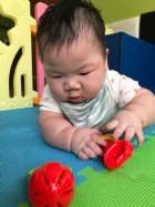 嬰兒房的寶寶活動區很大哦！就是要讓寶寶的肢體獲得最大的伸展，不要浪費時間，趕快來看寶寶運動吧！