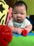 嬰兒房的寶寶活動區很大哦！就是要讓寶寶的肢體獲得最大的伸展，不要浪費時間，趕快來看寶寶運動吧！
