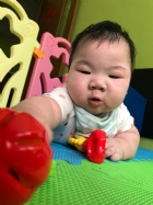 嬰兒房的寶寶活動區很大哦！就是要讓寶寶的肢體獲得最大的伸展，不要浪費時間，趕快來看寶寶運動吧！