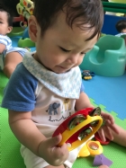 嬰兒房的寶寶活動區很大哦！就是要讓寶寶的肢體獲得最大的伸展，不要浪費時間，趕快來看寶寶運動吧！