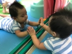 嬰兒房的寶寶活動區很大哦！就是要讓寶寶的肢體獲得最大的伸展，不要浪費時間，趕快來看寶寶運動吧！