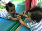 嬰兒房的寶寶活動區很大哦！就是要讓寶寶的肢體獲得最大的伸展，不要浪費時間，趕快來看寶寶運動吧！