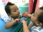 嬰兒房的寶寶活動區很大哦！就是要讓寶寶的肢體獲得最大的伸展，不要浪費時間，趕快來看寶寶運動吧！