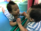 嬰兒房的寶寶活動區很大哦！就是要讓寶寶的肢體獲得最大的伸展，不要浪費時間，趕快來看寶寶運動吧！