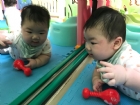 嬰兒房的寶寶活動區很大哦！就是要讓寶寶的肢體獲得最大的伸展，不要浪費時間，趕快來看寶寶運動吧！