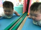 嬰兒房的寶寶活動區很大哦！就是要讓寶寶的肢體獲得最大的伸展，不要浪費時間，趕快來看寶寶運動吧！