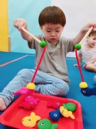 手眼協調的訓練，釣魚是很棒的玩具哦！