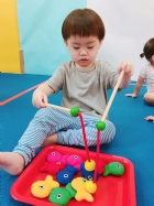 手眼協調的訓練，釣魚是很棒的玩具哦！