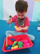 手眼協調的訓練，釣魚是很棒的玩具哦！