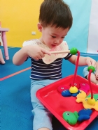 手眼協調的訓練，釣魚是很棒的玩具哦！