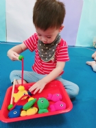 手眼協調的訓練，釣魚是很棒的玩具哦！