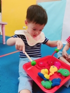 手眼協調的訓練，釣魚是很棒的玩具哦！