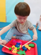 手眼協調的訓練，釣魚是很棒的玩具哦！