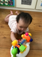 這是什麼東西呢？寶寶來捏捏看、揉揉看，感覺一下哦！