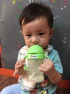 10809生活自理～我會拿杯子喝水哦！