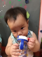 10809生活自理～我會拿杯子喝水哦！