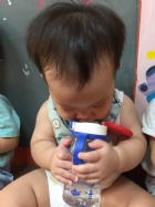 10809生活自理～我會拿杯子喝水哦！