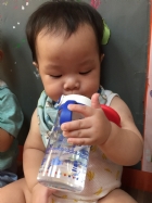 10809生活自理～我會拿杯子喝水哦！