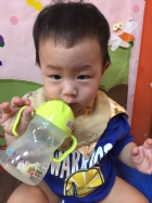 10809生活自理～我會拿杯子喝水哦！