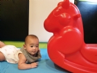10809可愛搖搖馬～初體驗，給寶寶拍拍手哦！