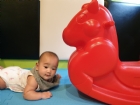 10809可愛搖搖馬～初體驗，給寶寶拍拍手哦！