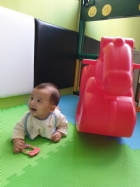 10809可愛搖搖馬～初體驗，給寶寶拍拍手哦！