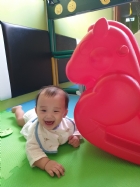 10809可愛搖搖馬～初體驗，給寶寶拍拍手哦！
