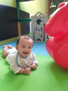 10809可愛搖搖馬～初體驗，給寶寶拍拍手哦！