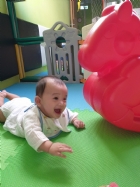 10809可愛搖搖馬～初體驗，給寶寶拍拍手哦！