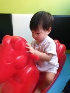 10809可愛搖搖馬～初體驗，給寶寶拍拍手哦！